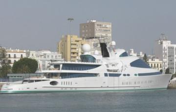 El megayate Yas atracado en el muelle Ciudad de Cádiz