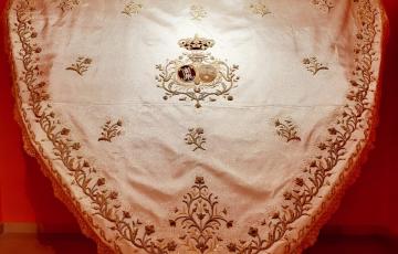 La pieza tiene bordados del siglo XVIII donados por unos hermanos