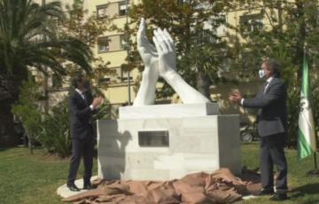 El presidente de la Junta y el alcalde accidental de Cádiz inauguran el monumento de homenaje a los sanitarios
