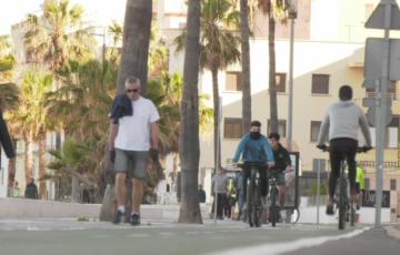 La práctica de deportes y paseos suele ser habitual por el Paseo Marítimo de Cádiz