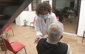 Enfermera inyecta la vacuna