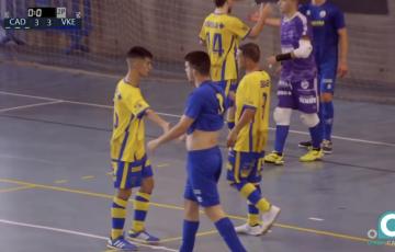 Los jugados se saludan al término del partido 