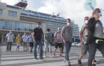 Un grupo burbuja del crucero Mein Schiff 2 sale del puerto para visitar a pie la ciudad