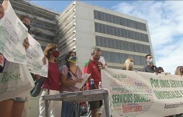 Concentración contra el abandono a la población excluida y el colapso de los Servicios Sociales