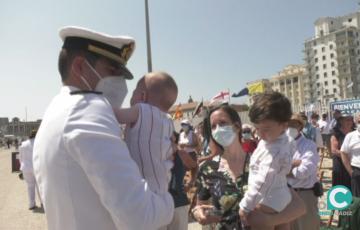 Una de las familias en el momento del reencuentro 