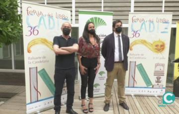 La concejala de Cultura, Lola Cazalilla, el portavoz de Unicaja, Rafael Muñoz y el programador, Juan José Sandoval