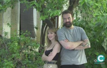 Los protagonistas de "La maniobra de la tortuga" posando para una foto en el rodaje