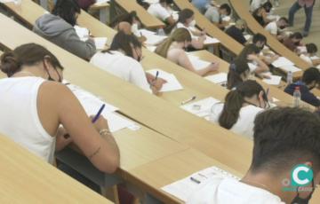 Alumnos examinándose de la PEVAU en la Facultad de Medicina