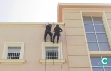 Llegada de GOES descendiendo por una de las paredes del colegio "Las Esclavas"