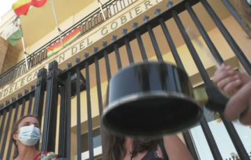 Los interinos de las administraciones públicas protestan ante la sede del Gobierno Central en Cádiz 