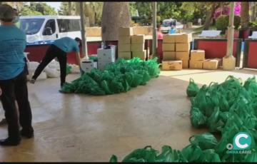 El reparto los han hecho voluntarios de asociaciones desde el Templete del Parque Genovés 