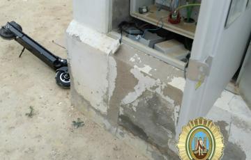 La Policía Local sorprendió al hombre y lo ha sancionadoEn la mañana de hoy, se ha procedido a la identificación y confección de las correspondientes diligencias por un presunto delito leve de defraudación de fluido eléctrico. ? Agentes de la Policía Local procedieron a la identificación de un varón que había manipulado un cuadro de la red eléctrica municipal. En el cacheo a dicha persona se le interviene sustancias psicotrópicas, levantándose propuesta de sanción por infracción a la Ley de Seguridad Ciuda