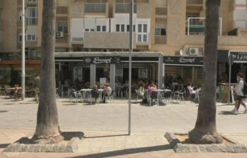 Imagen de bares en el paseo marítimo