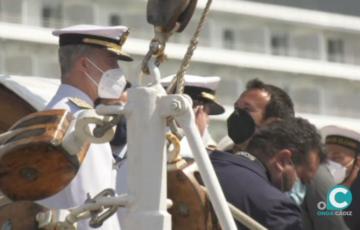 El alcalde junto al Rey a bordo de Elcano este domingo 