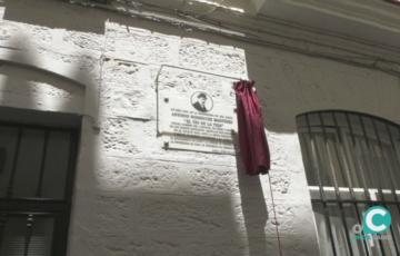 Imagen de la placa dedicada al Tío de la Tiza 