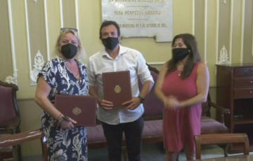 Firma del convenio con Amigas al Sur