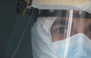 Un sanitario en el hospital Puerta del Mar 