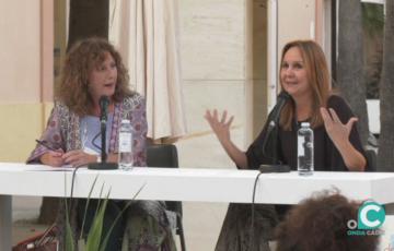 María Dueñas acompañada de Remedios Palma durante la presentación de "Sira"