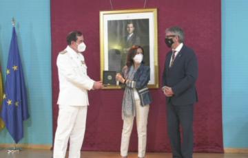 AJEMA y Ministra de Defensa reciben la Medalla de Oro de manos del rector de la UCA