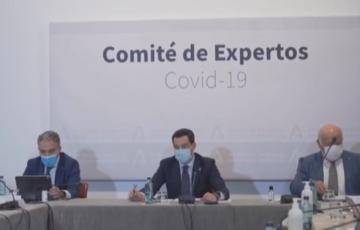 El presidente de la Junta, junto a sus consejeros de Presidencia y Salud, en el comité de expertos