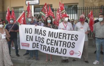 Concentración de UGT y CCOO contra la siniestralidad laboral a las puertas de la Subdelegación del Gobierno