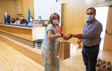 La empresa ha hecho entrega de 81 tablets a 27 asociaciones