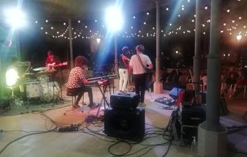 Salvaje Lola abre los conciertos en el Templete del Parque.