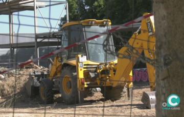 Imagen de la maquinaria que está ejecutando los trabajos de limpieza en el Teatro del Parque. 
