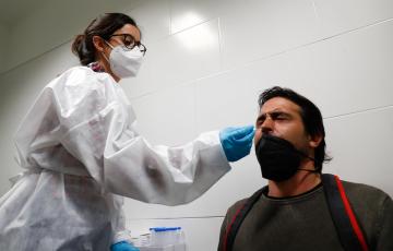 Un hombre se somete a un test de antígenos preparado para trabajadores de hostelería en la sede de Makro, en Madrid (España), a 30 de marzo de 2021. La Comunidad de Madrid, en colaboración con la Fundación CEOE y la Confederación Empresarial de - Óscar J.Barroso - Europa Press - Archivo