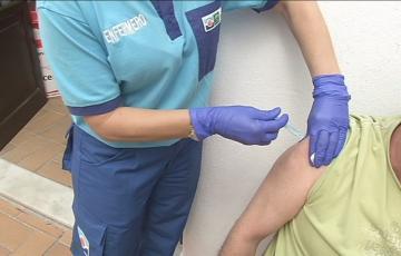 Enfermero inyecta vacuna