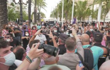 Momento del encontronazo de Vox y manifestantes 