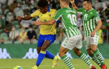 Choco Lozano en una acción del encuentro (Foto: CádizCF)