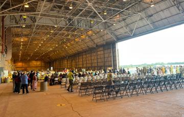 Tropas y voluntarios americanos recibiendo a familias afganas