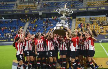 Las jugadoras del Athletic levantan el Trofeo (foto: CádizCF)