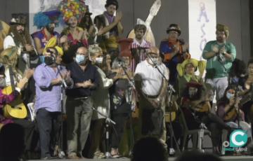 Momento en el que los representantes de Ascoga entregan un placa a la familia de Rocío Hermida 