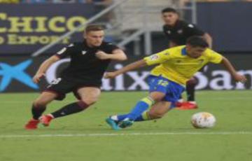 Tomas Alarcón, del Cádiz C.F, y Daniel Gómez, del Levante. Foto del Cadiz C.F. 