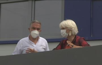 Elías Bendodo, consejero de la Presidencia, junto a Teófila Martínez, presidenta de la APBC en su visita a Cádiz este miércoles 