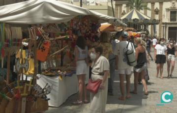 Imagen de los puestos de artesanía en la Plaza de la Catedral 