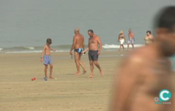 Turistas y gaditanos disfrutando de las playas de nuestra ciudad