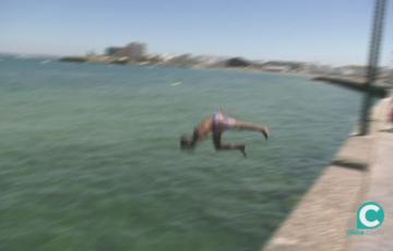 Un joven se lanza desde el Puente Canal 