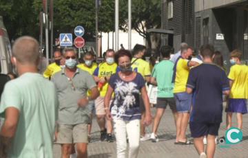 Aficionados en los alrededores del Estadio antes del comienzo del partido. 