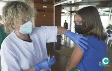 Una de las jóvenes gaditanas que han acudido a la llamada este sábado de vacunación masiva 