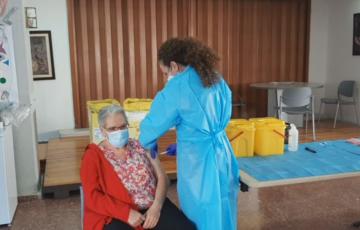 La Junta plantea administrar la tercera dosis de la vacuna en los próximos meses a la población más vulnerable 