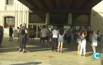 Largas colas en la puerta del Palacio de Congresos para la vacunación 
