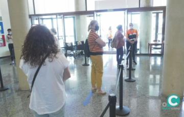 Un grupo de personas esperando la vacuna en el Palacio de Congresos de la capital 