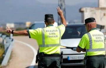 Dos agentes de la Guardia Civil controlando el tráfico 