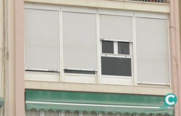 Imagen de una vivienda con las persianas bajadas 