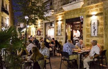 Los bares han perdido un turno de cenas