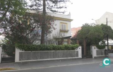 Imagen del chalé de pintor Zuloaga donde ya luce el cartel de promoción de viviendas 