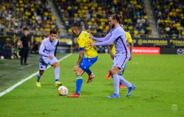 Salvi trata de controlar el balón ante Mingueza y Coutinho